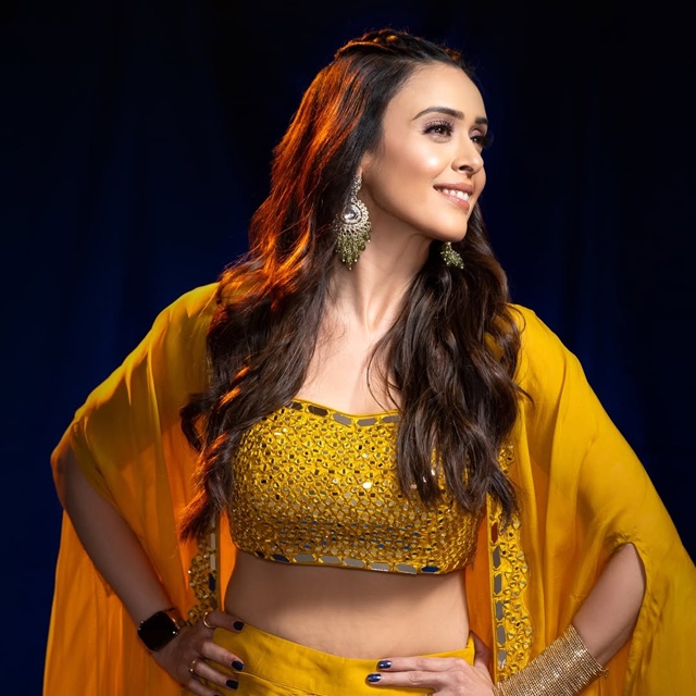 Hrishitaa Bhatt's Yellow Drape Story