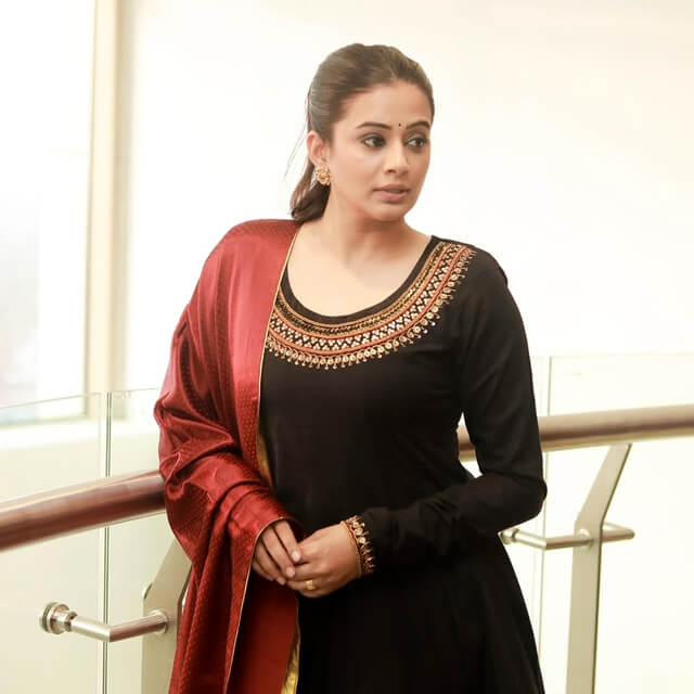 Priyamani shows how Ethnic Wear is worn excellently