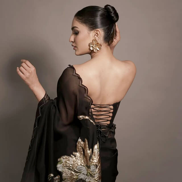 Designer Black Saree makes Saniya Iyappan a Style Icon