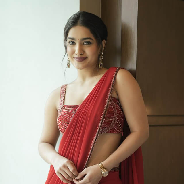 Saniya Iyappan's Plain Red Saree makes everyone skip a heartbeat