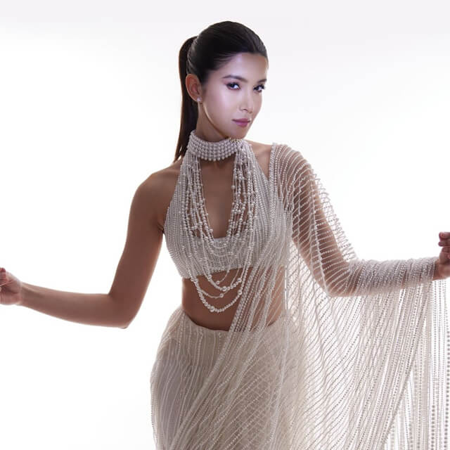 Shanaya dons a Manish Malhotra saree crafted with 1 Lakh Pearls