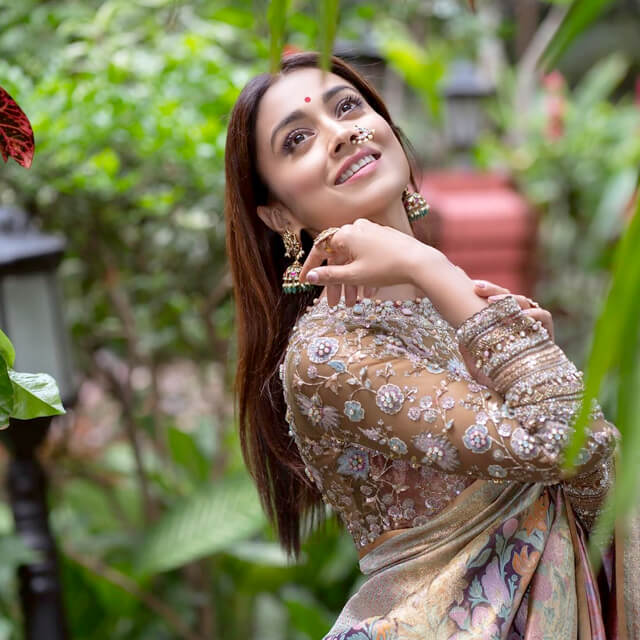 Shriya's Saree blends Traditional & Modern Elegance