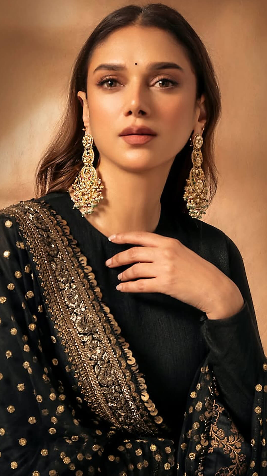 Aditi Rao's Elegant Neckline & Sleeves