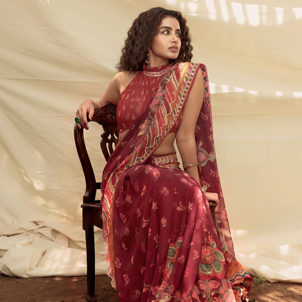 Anupama Parameswaran's Maroon Saree Look is Pure Desi Chic Anupama Parameswaran's Maroon Saree Look is Pure Desi Chic