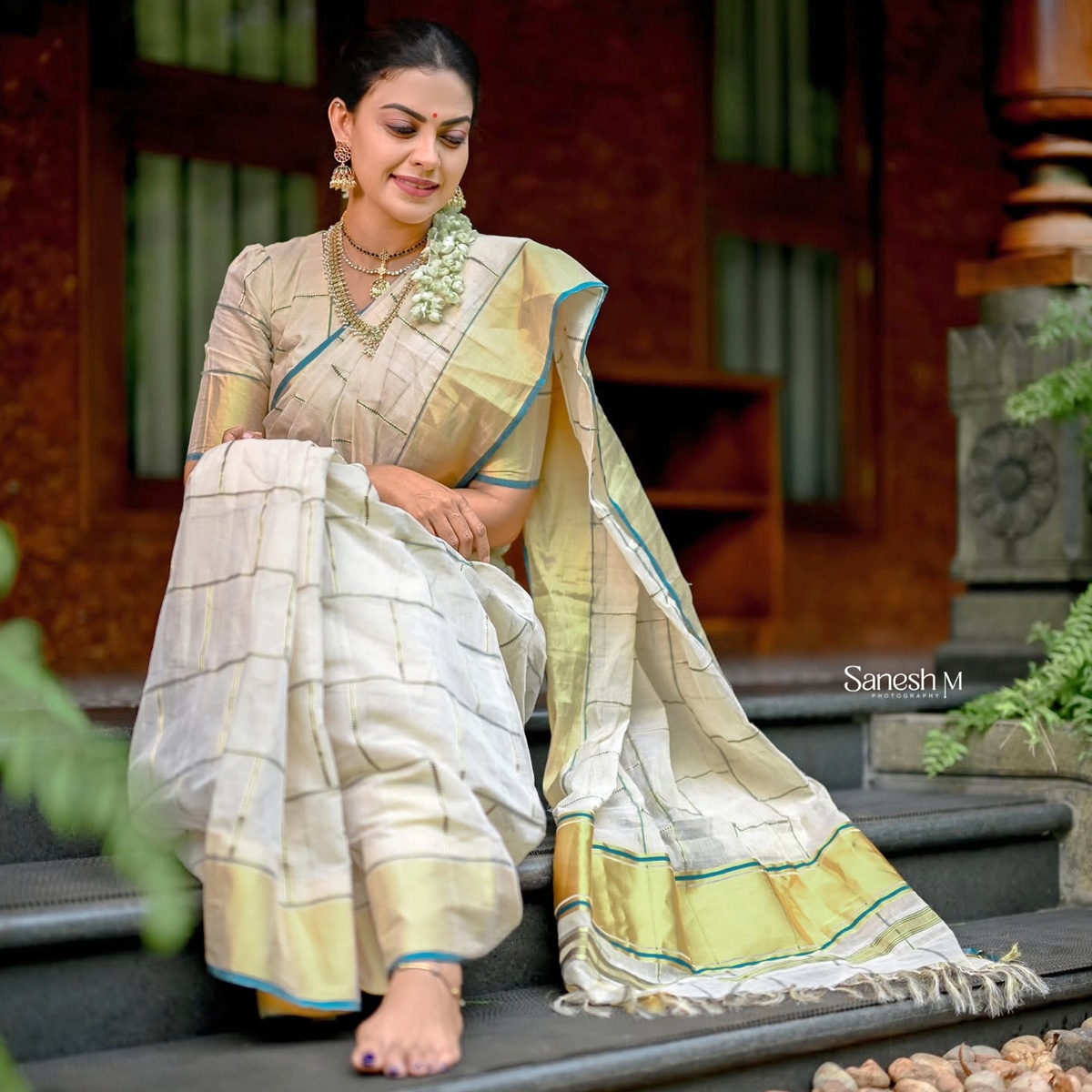 Why Anusree's Blue-Edged Pichakam Handloom Saree is Winning Attention