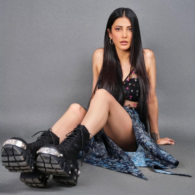 Shruti's Floral Edge Look