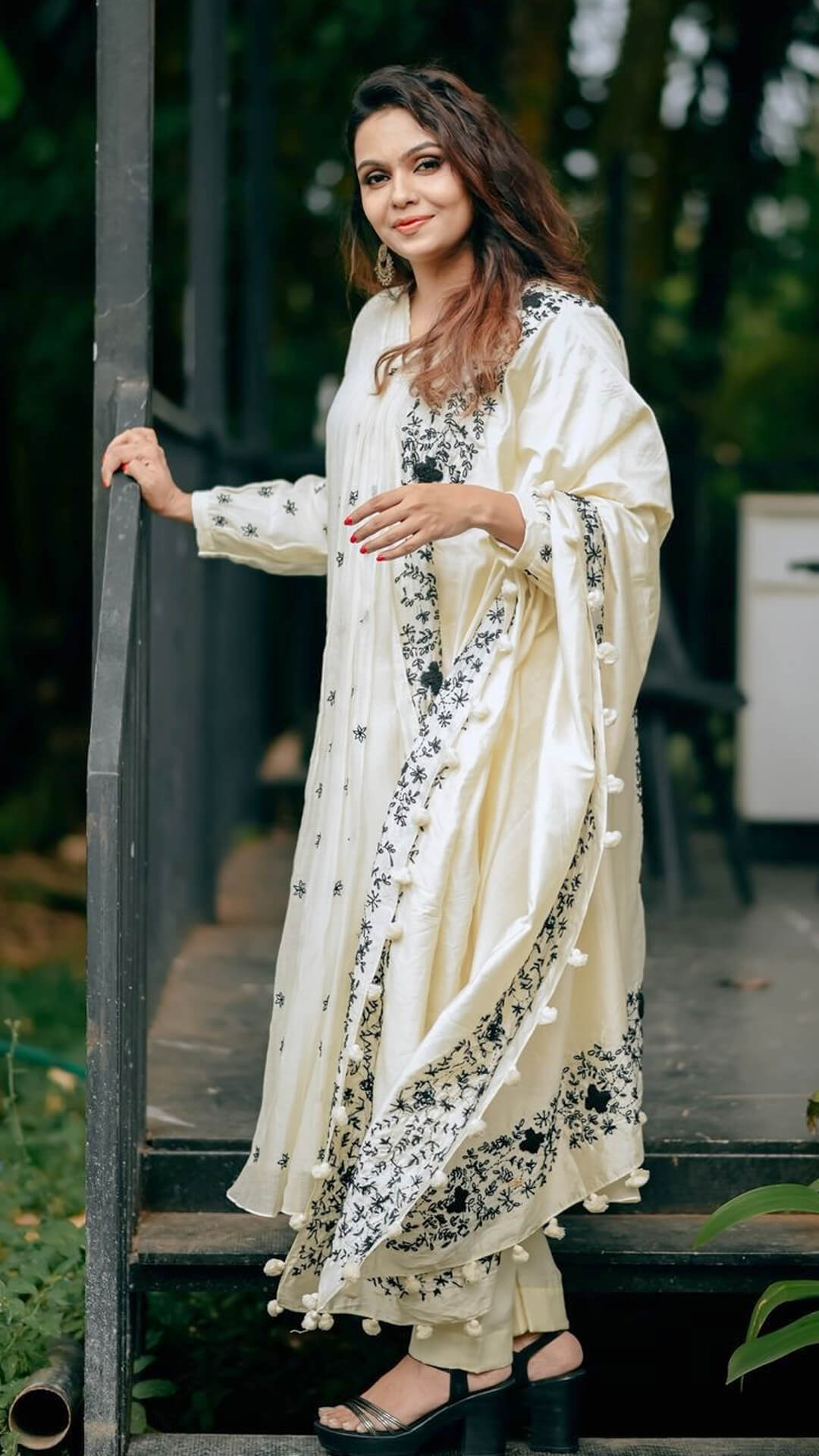 Thanvi Ram flaunts in an Off-White Kurta with Black Floral Embroidery